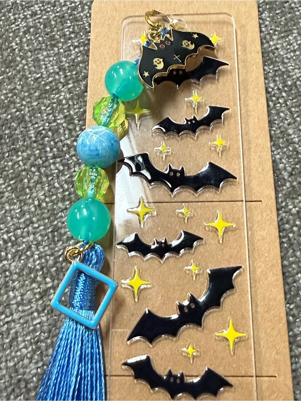 🦇 Acrylic bookmark “Bats” design, beads and 2 Charms. NWOT (Size small )